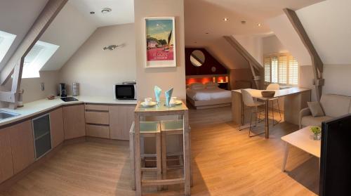 a living room with a kitchen and a bedroom at Gite -l'Appart- au Vignoble Domaine Lamballe, Baden, Golfe du Morbihan in Baden