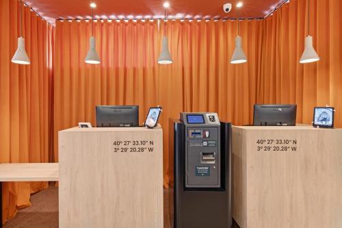 a ticket booth with a cash register and a vending machine at B&B HOTEL Madrid Alcorcón in Alcorcón