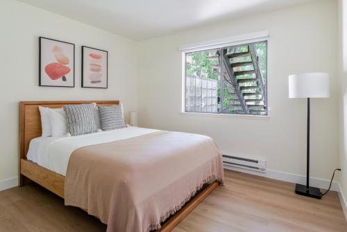 Un dormitorio blanco con una cama y una ventana. en Blueground Shoreline West pool nr Shoreline Park SFO-1858, en San Francisco