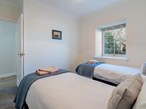 a bedroom with two beds and a window at 2 Bed in Biggar 95516 in Biggar