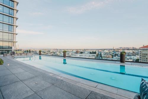 une piscine sur le toit d'un immeuble dans l'établissement Blueground SoMa pool nr Civic Center SFO-1276, à San Francisco