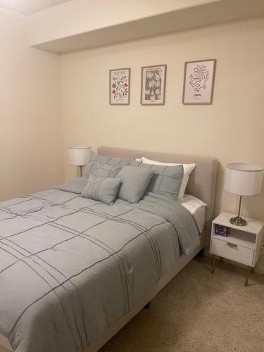 ロサンゼルスにあるLALAs House- 1br with Free Parking, Pool and Saunaのベッドルーム1室(ランプ2つ付)