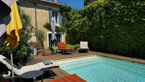 Le 52 en Provence - Chambres ou Suite en B&B dans Authentique Mas de Village avec Piscine au pied du Luberon