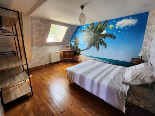 Le DézertにあるMaison au calme, idéalement située au centre du Cotentinのヤシの木の壁画が壁に施されたベッドルーム