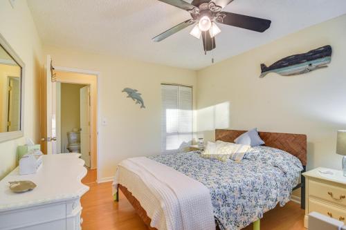 Katil atau katil-katil dalam bilik di 5 Mi to Beaches Seminole Retreat with Balcony