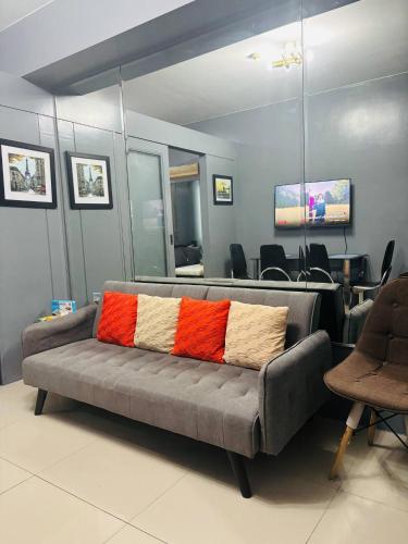 Χώρος καθιστικού στο Affordable Staycation At Sea Residence Near Moa By Dona Flores