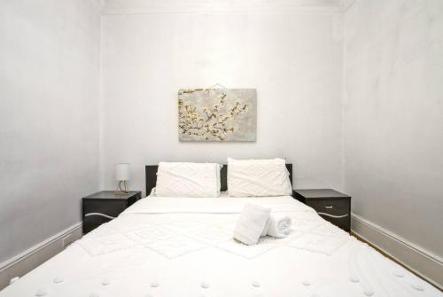 Katil atau katil-katil dalam bilik di 3BR Skyline Apt in Bustling District I Great Value NJ5