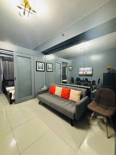 Μια τηλεόραση ή/και κέντρο ψυχαγωγίας στο Affordable Staycation At Sea Residence Near Moa By Dona Flores