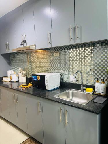 Η κουζίνα ή μικρή κουζίνα στο Affordable Staycation At Sea Residence Near Moa By Dona Flores