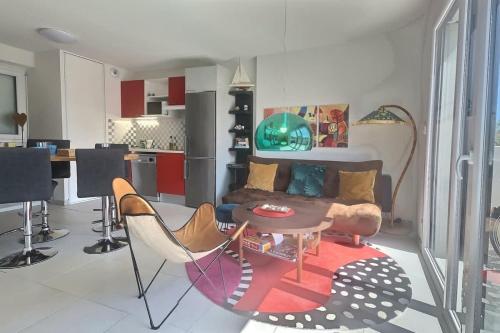 un salon avec une table et un canapé dans l'établissement Appartement spacieux pour 4 personnes à 500m de la me, à Sérignan