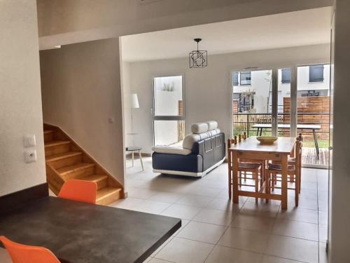 un salon avec un canapé et une table dans l'établissement Confortable pavillon climatisé à 500m de la mer, à Sérignan