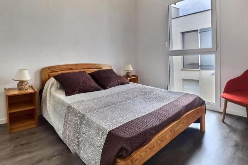 une chambre avec un lit et une chaise rouge dans l'établissement Confortable pavillon climatisé à 500m de la mer, à Sérignan