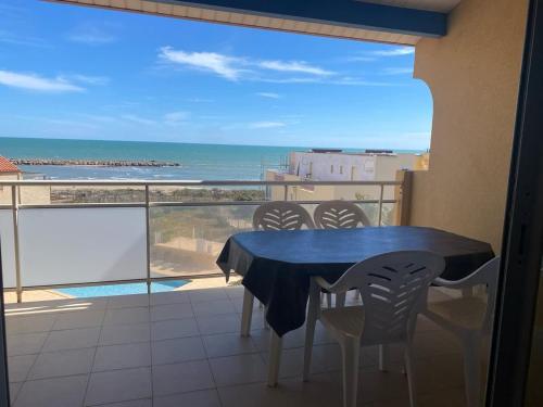 une table et des chaises sur un balcon avec vue sur l'océan dans l'établissement Appartement lumineux avec VUE MER pour 6 personnes, à Valras-Plage