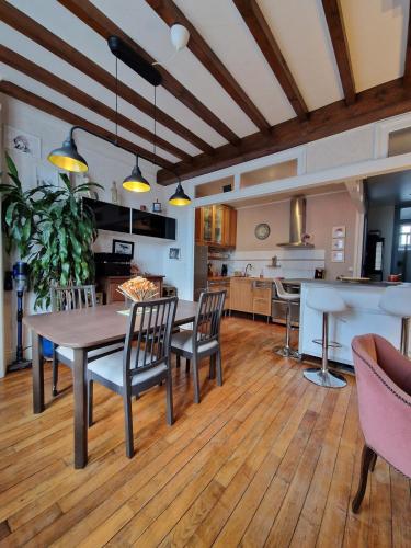 une cuisine et un salon avec une table et des chaises dans l'établissement Spacieux Duplex à Villeurbanne 6 Pers Tout Comfort, à Villeurbanne