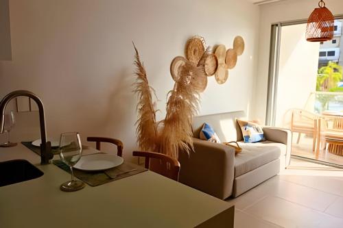 a living room with a couch and a table at Vista impresionante y cama king en Baia Kristal in Los Arrayanes