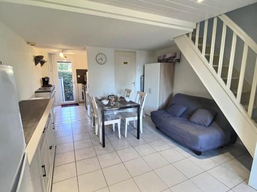 un salon avec une table et un canapé dans l'établissement Petit pavillon pour 6 personnes dans une résidence avec piscine, à Valras-Plage