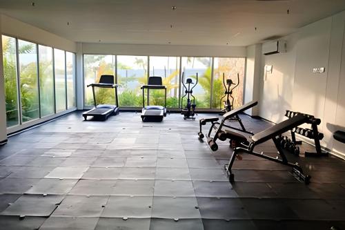 a gym with several exercise machines in a room with windows at Vista impresionante y cama king en Baia Kristal in Los Arrayanes