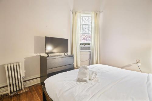 Skyline 3 BR 20 mins 2 TIME SQ #6にあるベッド