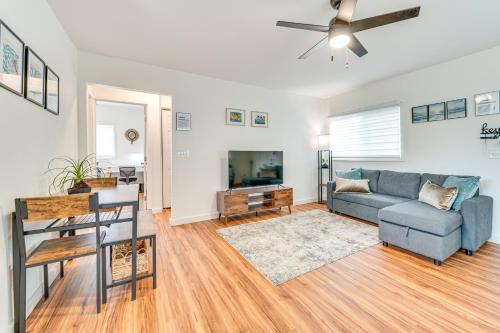 ヒロにある1 Block to Heart of Hilo Fully Renovated Homeのソファとテレビのあるリビングルーム
