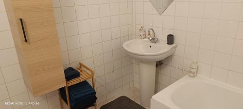 une petite salle de bain avec un lavabo et des toilettes dans l'établissement Sympathique 3 pièces, à Antibes