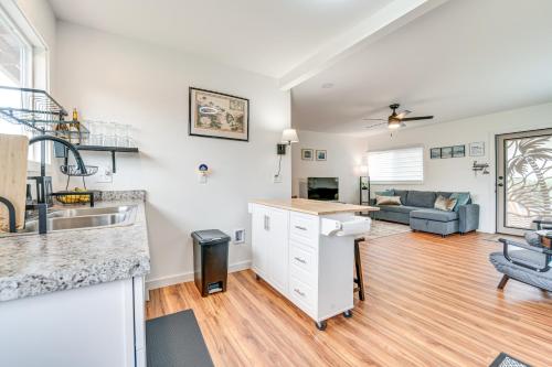 1 Block to Heart of Hilo Fully Renovated Homeにあるキッチンまたは簡易キッチン