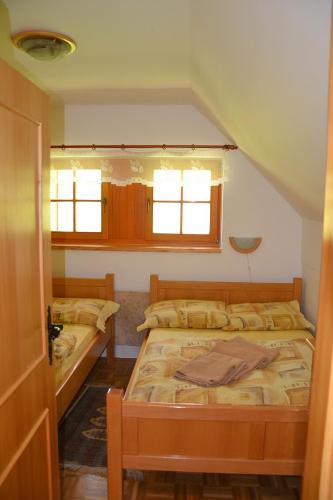 En eller flere senge i et værelse på Apartma Marjetica 47