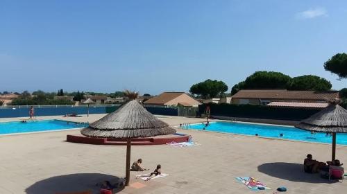 Petit pavillon pour 8 personnes dans une résidence avec piscine