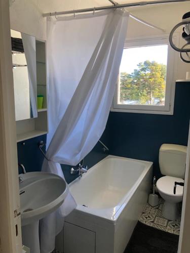 une salle de bain avec une baignoire, un lavabo et des toilettes dans l'établissement La catane, à Andon