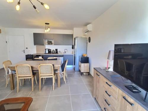 Η κουζίνα ή μικρή κουζίνα στο Appartement spacieux et moderne dans résidence Vias