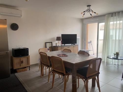 Μια τηλεόραση ή/και κέντρο ψυχαγωγίας στο Appartement spacieux et moderne dans résidence Vias