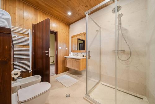 Et badeværelse på Luxury Mountain Villa Pirin Golf K29H02 by Top Kvartiri Ltd