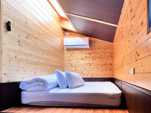 Una cama o camas en una habitación de 峰樹屋