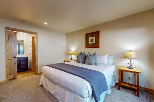 a bedroom with a large white bed and two lamps at Basecamp Bliss in Olympic Valley