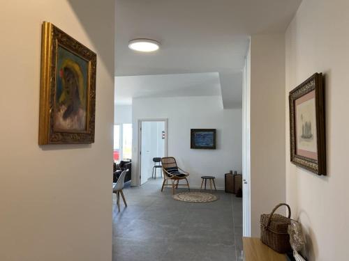 un couloir avec un salon et une salle à manger dans l'établissement CORAL - Lumineux appartement Cap d'agde vue mer , idéalement situé, au Cap d'Agde