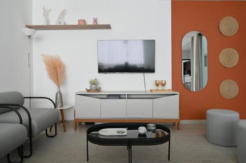a living room with a tv and a table at Serenity Palmas- in Santa Cruz de la Sierra