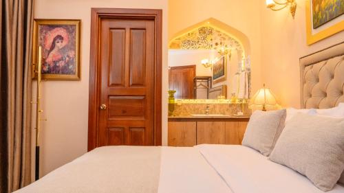 a bedroom with a bed and a large mirror at Hotel Boutique Patio Andaluz Cali Granada in Cali