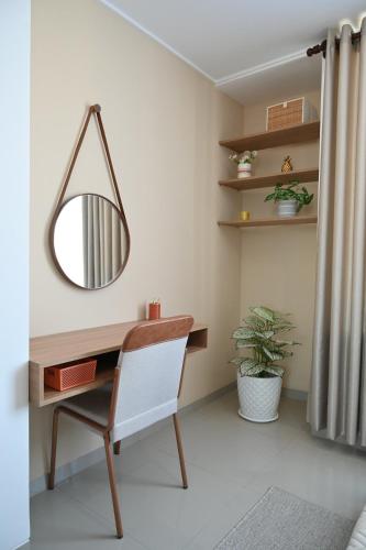 a desk with a mirror and a chair in a room at Serenity Palmas- in Santa Cruz de la Sierra