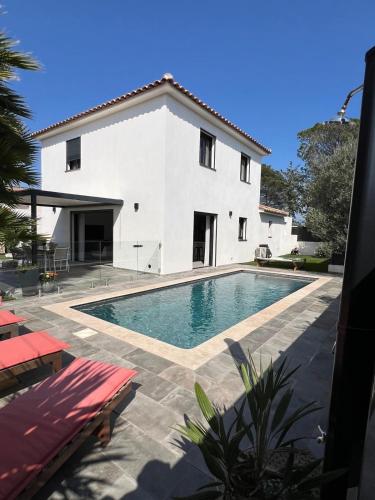 Jolie villa sa piscine et ses 4 chambres