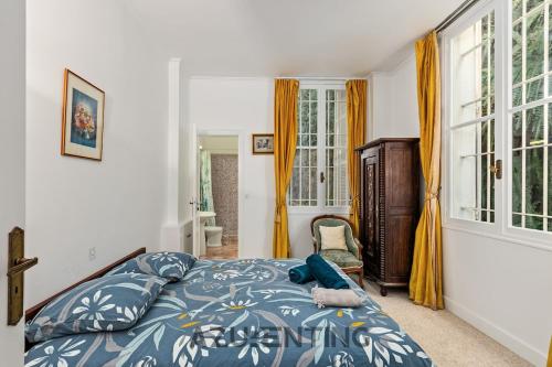 une chambre avec un lit et une fenêtre dans l'établissement Château de l 'Aube - AzuRenting Conciergerie, à Vallauris