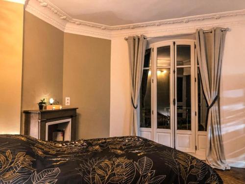 - un salon avec un lit et une cheminée dans l'établissement Le Lion d'Or - Appartement d'Exception - Hyper-Centre, à Arras