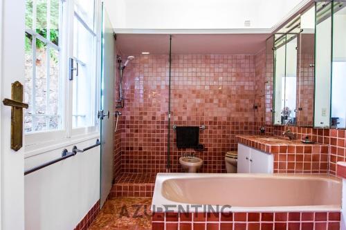 une salle de bain avec une baignoire, des toilettes et un lavabo dans l'établissement Château de l 'Aube - AzuRenting Conciergerie, à Vallauris