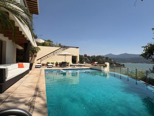 Imagen de la galería de Luxury with Lake View, Pool, Jacuzzi & Gym, en Valle de Bravo