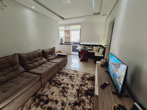 Televisyen dan/atau pusat hiburan di Apartamento Completo com garagem - Diamantina