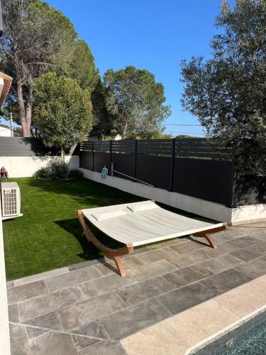 - un matelas installé sur une terrasse à côté de la piscine dans l'établissement Jolie villa sa piscine et ses 4 chambres, à Puget-sur Argens