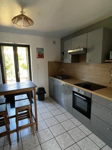 une cuisine avec une table et un comptoir dans l'établissement Quiet house, à Bouchain