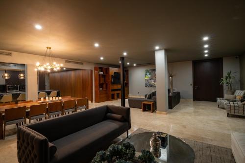 Χώρος καθιστικού στο Luxury Penthouse - Stunning Views
