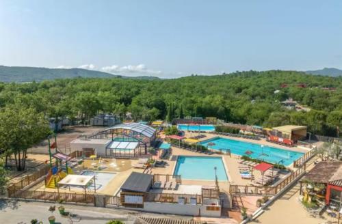 une vue aérienne d'une piscine dans un complexe hôtelier dans l'établissement Ruoms Mobil-home camping animé près des Gorges, à Lagorce