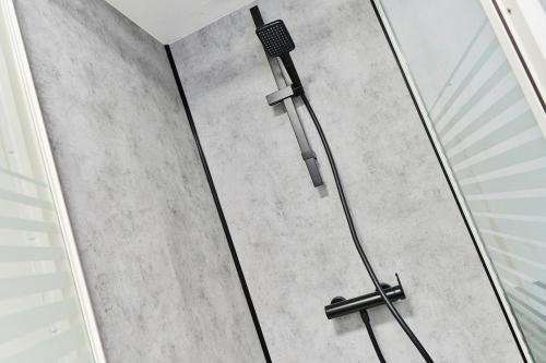 un microphone sur un support dans une pièce dans l'établissement Le Carré du Mouchoir - Authentique et Fonctionnel, à Cholet