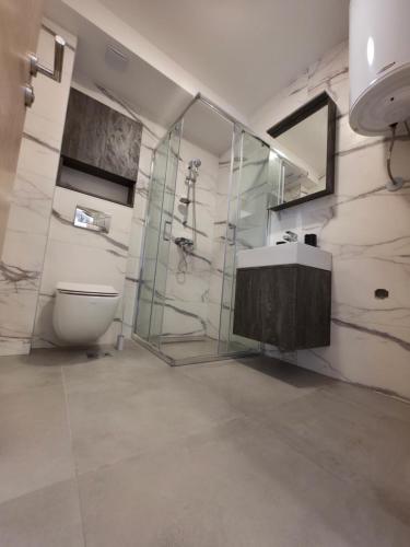 Ένα μπάνιο στο Apartmani Central A50 & Free Parking