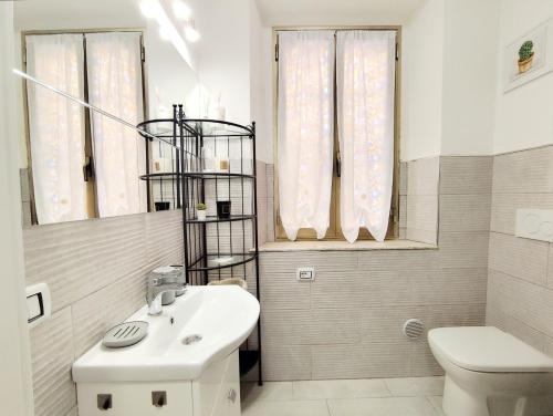 a bathroom with a sink and a toilet at Rho Fiera Milano - Onit's apartment in Pero
